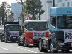 「ダンプ・トラック・海コン・タクシーでアピール」神奈川交運共闘・自動車パレード